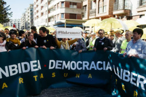 DSF5434 300x200 - Una multitud se concentra en Donostia en apoyo a los procesados en Cataluña