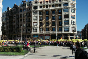 DSF5537 Una multitud se concentra en Donostia en apoyo a los procesados en Cataluña