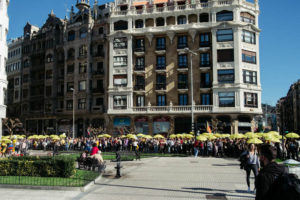 DSF5537 300x200 - Una multitud se concentra en Donostia en apoyo a los procesados en Cataluña
