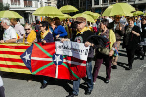 DSF5544 300x200 - Una multitud se concentra en Donostia en apoyo a los procesados en Cataluña
