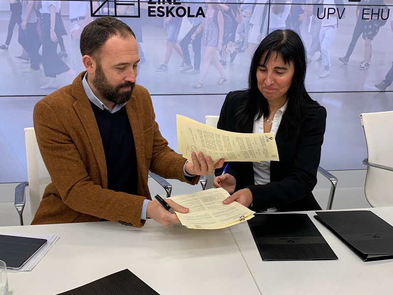 Denis Itxaso, diputado de Cultura, y Nekane Balluerka, rectora de la UPV/EHU, firman el convenio. Foto: Diputación.