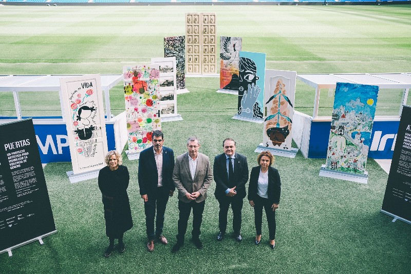 LRM EXPORT 24010892014564 20190228 131933659 Una puerta por cada asesinato machista en una muestra que invita a asomarse al drama