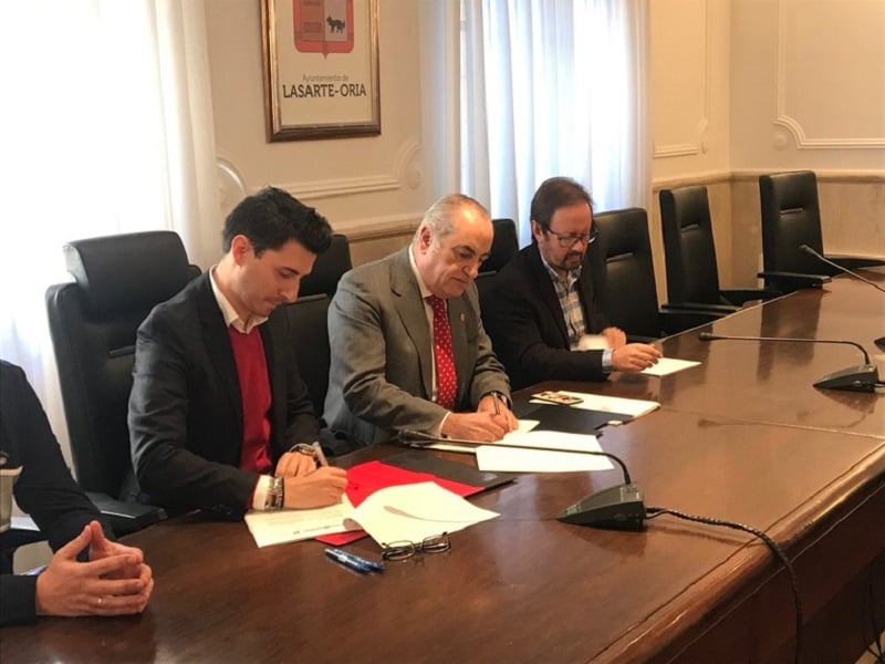 Firma del convenio entre el Gobierno vasco y el Ayuntamiento de Lasarte-Oria. Firma: Gobierno vasco