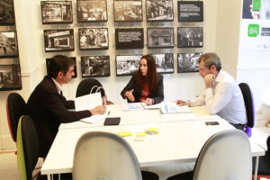 Natalia con Markel Olano y Eneko Goia "Para que aumente la natalidad falta voluntad política real"