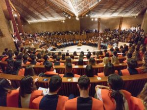 investiduradeusto1 300x225 - Deusto celebra la graduación de 97 especialistas en Turismo, Trabajo Social y Comunicación