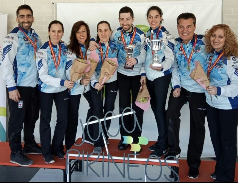 Algunos de los campeones y campeonas del curling Txuri-Berri, celebrando el éxito. Foto: Txuri-Berri Curling (vía Twitter).