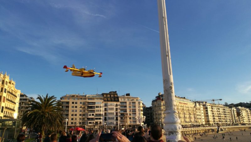 El hidroavión sobrevolando Donostia. Foto: Ayto