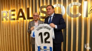 JesusVidal Jesús Vidal, premio Goya por 'Campeones', hace el saque de honor en Anoeta