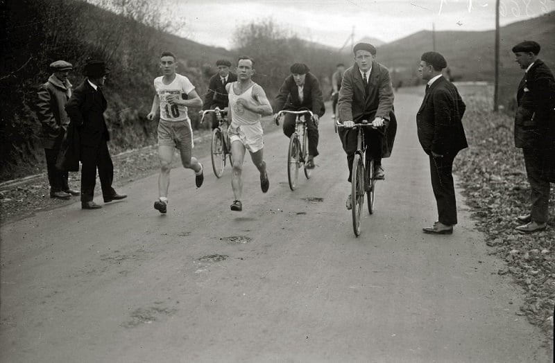 En 1919, cada corredor tenía derecho a ir con un 'ciclista auxiliar'. Fotos: CD Fortuna.