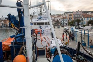 Aita Mari atraca 300x200 - El Aita Mari inicia su misión humanitaria en el Egeo