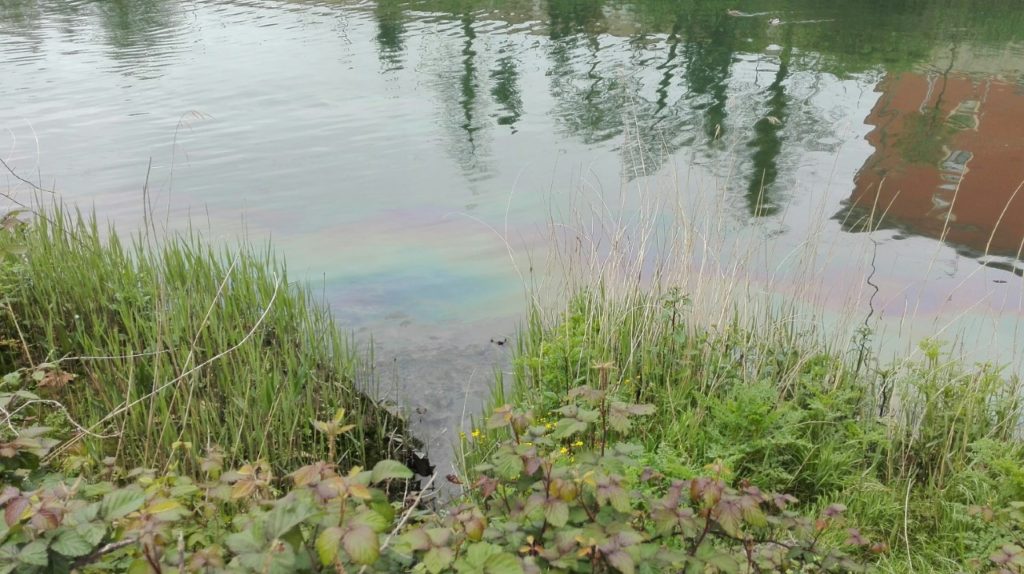 Eguzki pide aclarar el origen de una mancha de gasoil en el Urumea junto a Astiñene 12 vertido astiñene Eguzki pide aclarar el origen de una mancha de gasoil en el Urumea junto a Astiñene