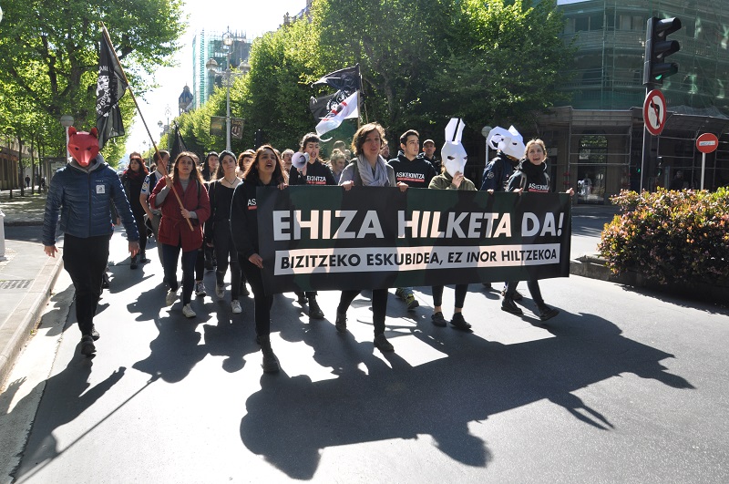 Askekintza 19 Askekintza sale a la calle con el lema 'Caza es asesinato'