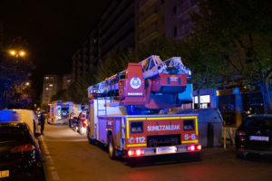 DSCF5259 Una madre y su hijo atendidos por inhalación de humo tras el incendio nocturno en un balcón de Amara