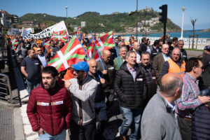 DSCF5868 300x200 - Miles de cazadores de todo el País Vasco y Navarra se manifiestan en Donostia