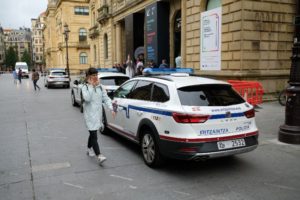 DSCF8567 800x533 La bola de un cañón aparece en el Centro donostiarra y lleva a acordonar Reyes Católicos
