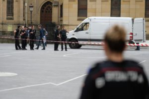DSCF8574 800x533 La bola de un cañón aparece en el Centro donostiarra y lleva a acordonar Reyes Católicos