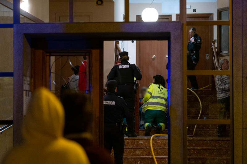 DSF1669 1 Una madre y su hijo atendidos por inhalación de humo tras el incendio nocturno en un balcón de Amara