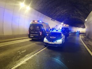 Eibaraccidente2 300x225 - Cinco personas heridas en una colisión entre dos coches dentro de un túnel en Eibar