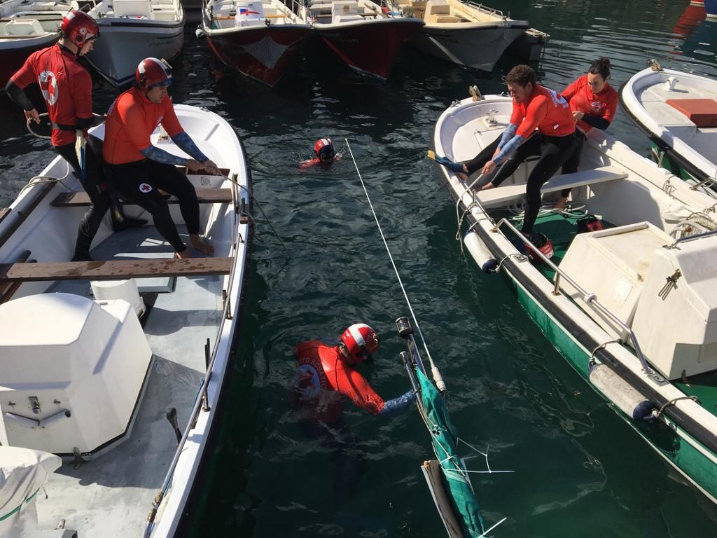 Voluntarios de Cruz Roja reflotan un bote hundido en el Muelle donostiarra 30 bote1 Voluntarios de Cruz Roja reflotan un bote hundido en el Muelle donostiarra