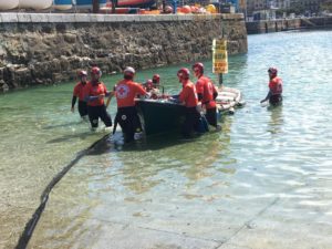 bote2 300x225 - Voluntarios de Cruz Roja reflotan un bote hundido en el Muelle donostiarra