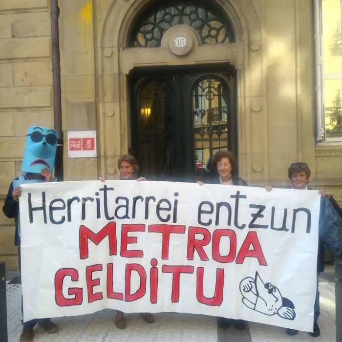 satorralaia Satorralaia entrega más de 2.200 firmas contra el Metro a las fuerzas políticas