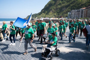 DSCF2657 300x200 - Dos centenares de personas marchan en San Sebastián en favor de los enfermos de ELA