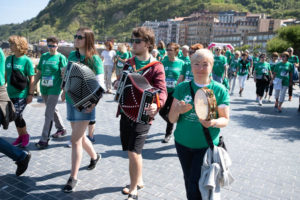 DSCF2667 300x200 - Dos centenares de personas marchan en San Sebastián en favor de los enfermos de ELA