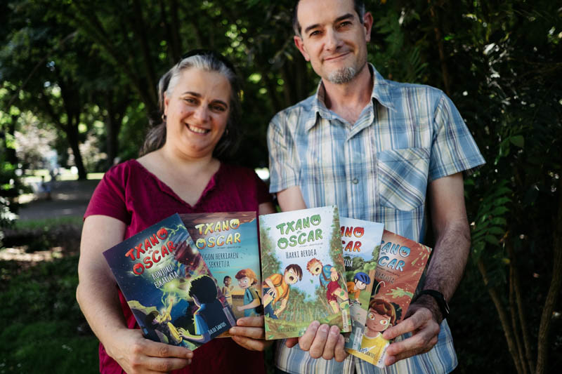 La ilustradora Patricia Pérez y el escritor Julio Santos, los autores de 'Txano y Óscar'. Fotos: Santiago Farizano