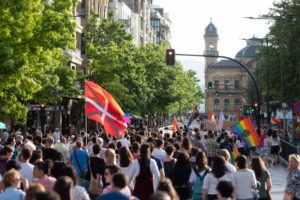 DSCF4411 300x200 - Miles de personas celebran el Día del Orgullo LGTBI+ en Donostia