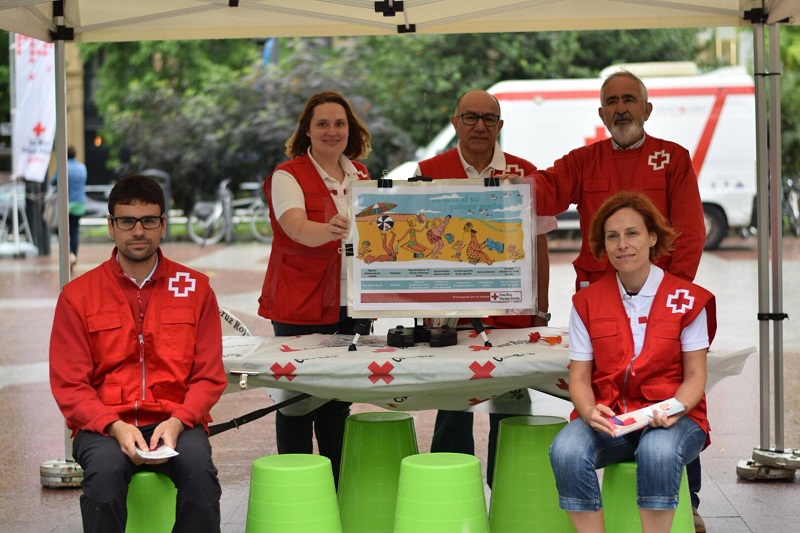 Voluntarios de Cruz Roja durante la presentación de la campaña en el Boulevard. Foto: Cruz Roja