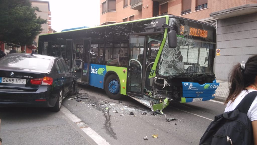 IMG 20190726 WA0001 Choque sin heridos entre un autobús y un coche en el Paseo de Herrera