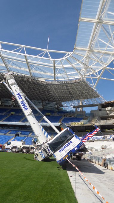 Una grúa, a punto de volcar en las obras de Anoeta 2 grua1 Una grúa, a punto de volcar en las obras de Anoeta