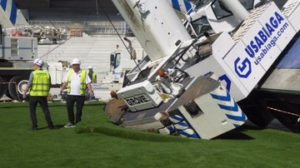 Una grúa, a punto de volcar en las obras de Anoeta 3 grua2 Una grúa, a punto de volcar en las obras de Anoeta