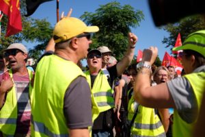 2019 0824 11074300 800x533 Miles de personas contra el G7 en la marcha desde Hendaya a Irun