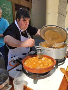 IMG 20190817 WA0004 225x300 - Alberto Zubelzu y Carlos Arechaga cocinan el mejor marmitako