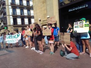 IMG 20190823 WA0006 300x225 - Protesta en Donostia por la tragedia ambiental del Amazonas