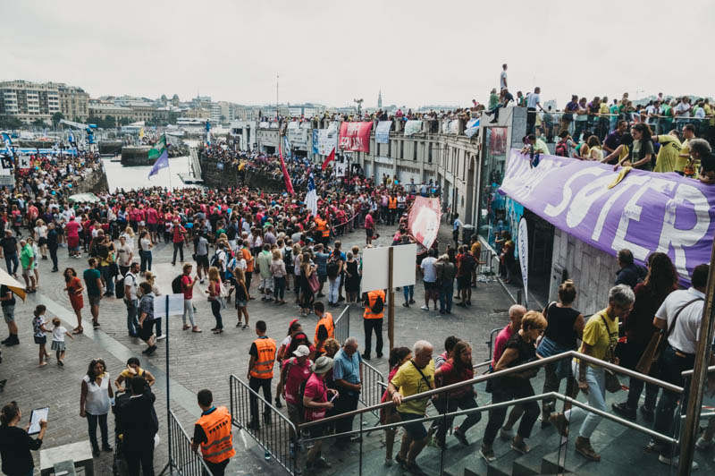 La Bandera de la Concha, a punto, y con semáforo a la salida 1 donostitik regatas estropadak 2018 159 La Bandera de la Concha, a punto, y con semáforo a la salida
