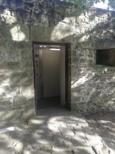 polvorin baño2 Los váteres de Urgull vierten directamente al monte, denuncia Eguzki