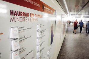 DSCF5639 'Semillas de solidaridad', en el pasadizo de Egia, invita a informarse y echar una mano