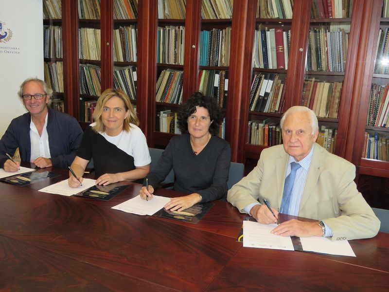 La firma de los representantes de las cuatro instituciones, en la sede del Orfeón.