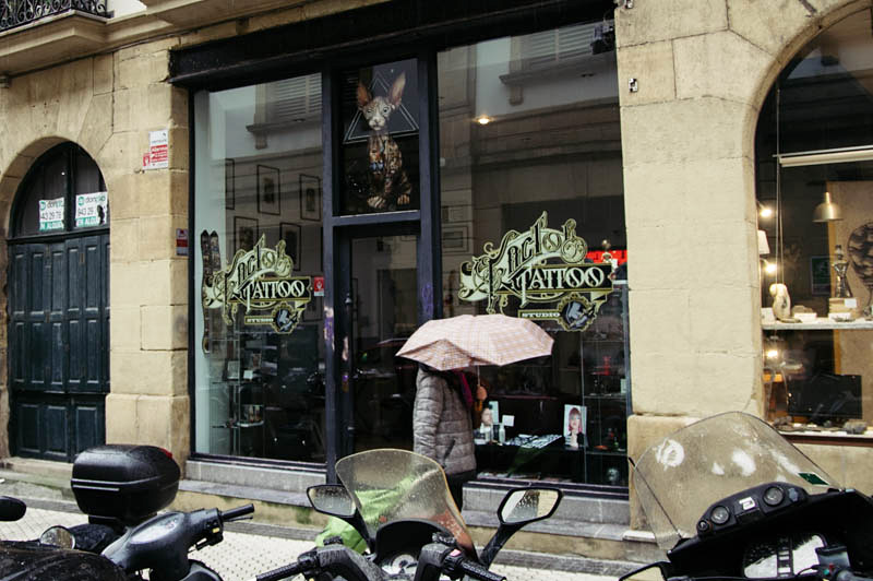 Imagen de archivo. El local que tenía el tatuador en Donostia. Foto: Santiago Farizano