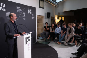 DSCF7010 MUGAK arranca con el Premio Peña Ganchegui a los jóvenes Ane Arce e Iñigo Berasategui