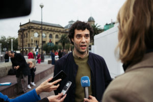 DSCF9870 Una cápsula de la Nakagin Tower de Tokio frente al mar de Donostia