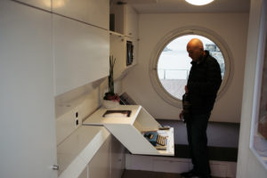 DSCF9879 Una cápsula de la Nakagin Tower de Tokio frente al mar de Donostia