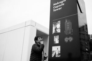 DSCF9923 Una cápsula de la Nakagin Tower de Tokio frente al mar de Donostia