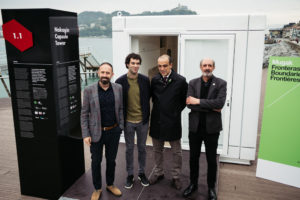 DSCF9937 Una cápsula de la Nakagin Tower de Tokio frente al mar de Donostia