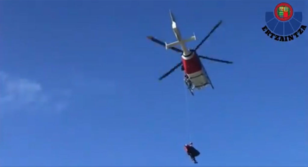 Ertzaintza3 Un helicóptero de la Ertzaintza rescata a un joven herido junto a la Zurriola