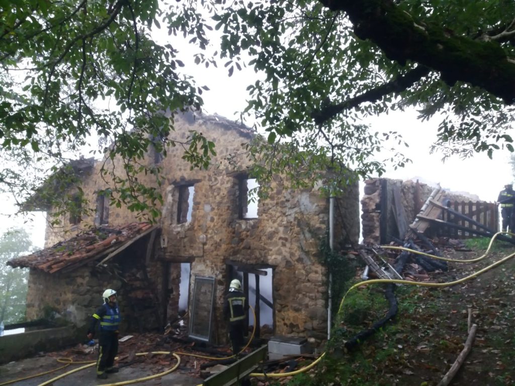 AMPLIACIÓN: Pérdidas materiales tras el incendio del caserío de Soraluze 1 IMG 20191003 WA0001 AMPLIACIÓN: Pérdidas materiales tras el incendio del caserío de Soraluze