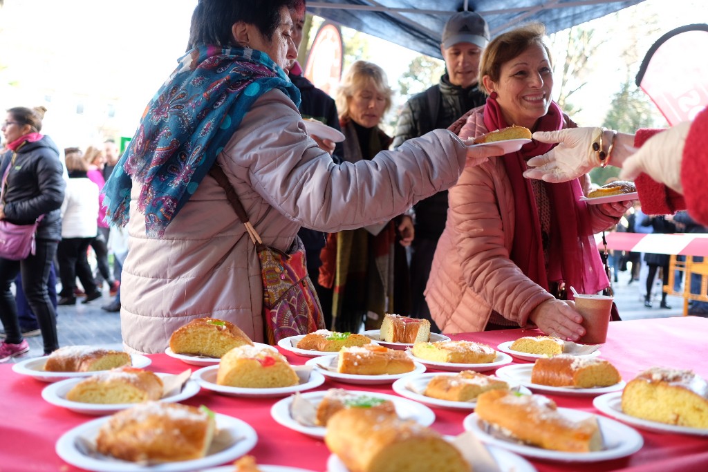 Imagen de archivo. Roscos de la mano de Caritas en la plaza Gipuzkoa. Fotos: Santiago Farizano