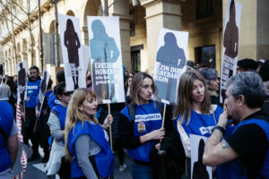 DSCF2904 300x200 - La huelga saca en Donostia a miles de personas a la calle